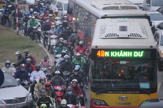 Người Hà Nội chật vật đi làm ngày đầu sau dịp nghỉ Tết Dương